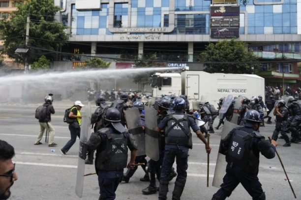 NOVO KRVOPROLIĆE NA PROTESTIMA! Poginula još dva blokadera u žestokoj tuči s policijom! Tri ministra iznenada PODNELA OSTAVKE! (VIDEO)