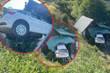 ŠKODOM ULETEO U VIKENDICU! Nadrealno: Automobil ostao da visi na tremu kuće! (FOTO)