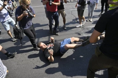 UŽAS! Pogledajte kako blokaderi tuku mladića na protestu u centru Beograda! DOK ON MOLI DA GA NE ŠUTIRAJU, NASILNICI GA KRVNIČKI BACAJU NA ZEMLJU! (VIDEO, FOTO)