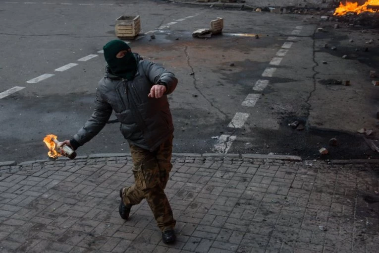 HOROR U BAČKOJ PALANCI ! Grupa maskiranih napadača divlja ulicama, za sobom ostavlja haos! BACILI I MOLOTOVLJEV KOKTEL! (UZNEMIRUJUĆI VIDEO)