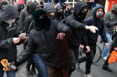 HAOS NA ŠINAMA: Tinejdžeri-huligani s pištoljima i petardama terorišu grad – tramvaji staju! (VIDEO)