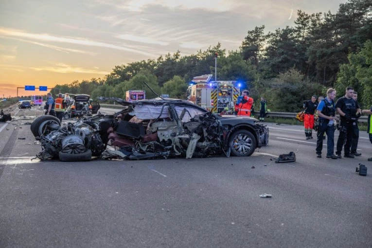 UŽAS NA AUTO-PUTU, TROJE MRTVIH! Lančani sudar devet vozila! (FOTO, VIDEO)
