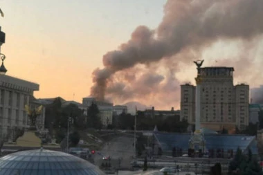 POGOĐENA BOJEVOM GLAVOM TEŠKOM 450 KILOGRAMA, A NE DRONOM! Zgrada Vlade Ukrajine u plamenu! (VIDEO)