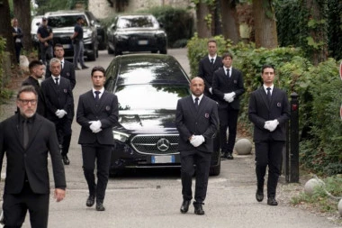 ĐORĐO ARMANI SAHRANJEN U NAJVEĆOJ TAJNOSTI! Evo ko je prisustvovao! (GALERIJA)