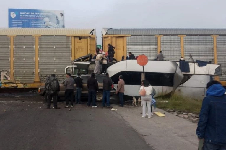 SUDARILI SE AUTOBUS I VOZ! Veliki broj povređenih!
