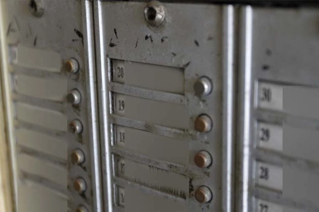 OKA SKLOPILI NISU! Stanarima celu noć zvonio interfon! SAMO ŠTO SE NISU I ŠLOGIRALI KAD SU VIDELI I KO IH UZNEMIRAVA!