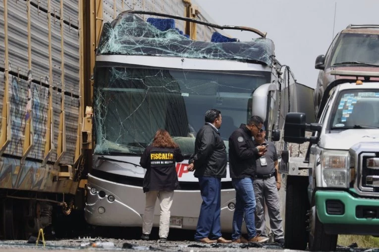 BROJ MRTVIH RASTE, ISPLIVAO NOVI SNIMAK HORORA! Voz pokosio autobus pun radnika, poginulo najmanje 10 ljudi (FOTO, VIDEO)