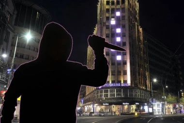 HOROR U CENTRU BEOGRADA! Trojica muškaraca IZBODENA u krvavoj tuči ispred palate Albanija