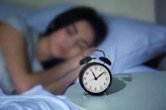 SAT SE USKORO POMERA UNAZAD! Stigla nam je jesen, a evo i kada se kazaljke na satu vraćaju!