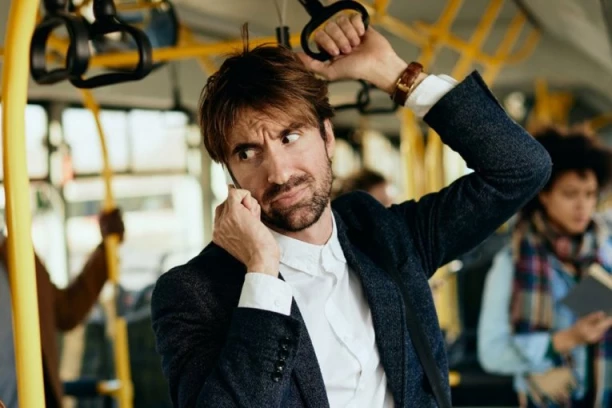 Zašto ljudi SMRDE? Zbog ovih navika javlja se neprijatan miris i SVI vas "odmeravaju" u autobusu