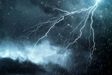 APOKALIPSA U ZEMLJI! Čak 26.000 GROMOVA tokom tropske noći udarilo u ovom delu Evrope - Meteorolozi izdali CRVENO UPOZORENJE!