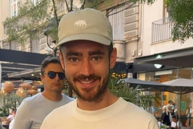 HIT NAD HITOVIMA: Englez došao u Beograd na meč sa Srbijom - ono što nosi u džepu nas je ZABEZEKNULO! (FOTO)