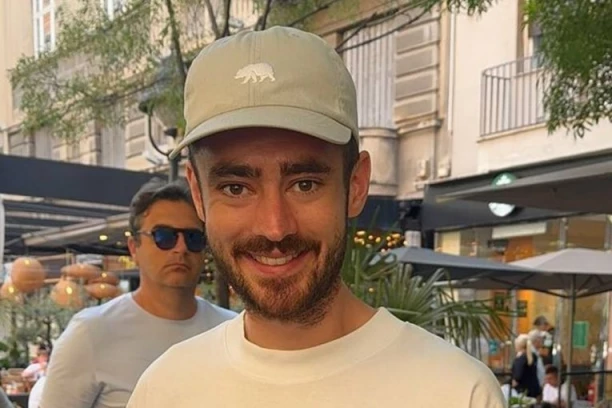 HIT NAD HITOVIMA: Englez došao u Beograd na meč sa Srbijom - ono što nosi u džepu nas je ZABEZEKNULO! (FOTO)