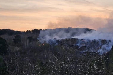 VELIKI POŽAR U SJENICI! Ekološka bomba samo što ne eksplodira - CELO SELO POD DIMOM! (FOTO)