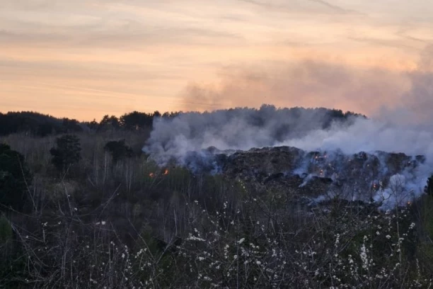 VELIKI POŽAR U SJENICI! Ekološka bomba samo što ne eksplodira - CELO SELO POD DIMOM! (FOTO)