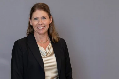 JEZIV SNIMAK MINISTARKE ZDRAVLJA! Srušila se kao sveća na konferenciji! (VIDEO)