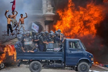 ŠOK U NEPALU! Ljudi u neverici nakon što su demonstranti zapalili parlament! Da li je moguće da se sada OVO DOGODILO? (VIDEO)