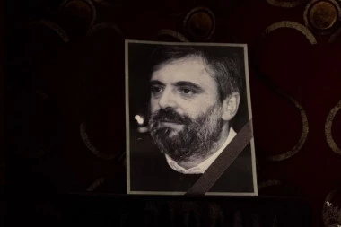 POČINJE KOMEMORACIJA MIHAILU VUKOBRATOVIĆU! Ovaj glumac je prvi stigao, njegova koleginica UTUČENA u crnini! (VIDEO)