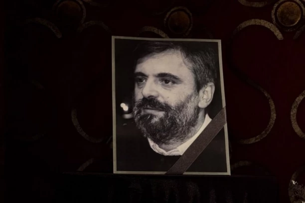 POČINJE KOMEMORACIJA MIHAILU VUKOBRATOVIĆU! Ovaj glumac je prvi stigao, njegova koleginica UTUČENA u crnini! (VIDEO)