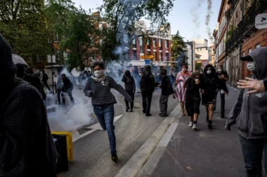 POČELI VELIKI PROTESTI U PRESTONICI: Više od 5.000 policajaca čuva mir, evo ko predvodi blokadere