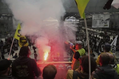 BLOKIRAN CENTAR PARIZA, ŠKOLE, LUVR I AJFELOVA KULA! Potpuni haos na demonstracijama, uhapšeno 119 osoba (VIDEO)