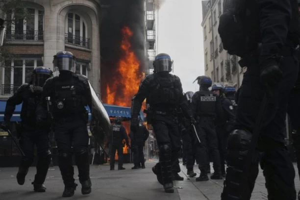 POLICIJA EU TUKLA SVAKOG KO IM SE NAŠAO NA PUTU! Ovako su se obračunavali s demonstrantima - koristili i VODENI TOP! (VIDEO)