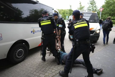 POLICIJA U HOLANDIJI NEMILOSRDNA PREMA DEMONSTRANTIMA! Bacili suzavac, upotrebili vodeni top, a onda pohapsila građane na protestima!