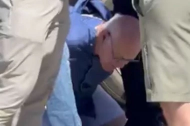 OVO JE ATENTATOR NA ČARLIJA KIRKA! Bačen na zemlju odmah pošto je ispalio hitac! (VIDEO)