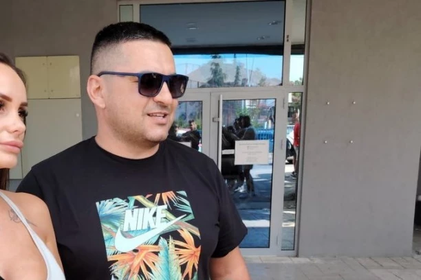 TEODORA IZNAD BUJNIH GRUDI IMA BRUTALNU PORUKU! Delićeva OVIM NATPISOM nikog ne ostavlja ravnodušnim! (FOTO)