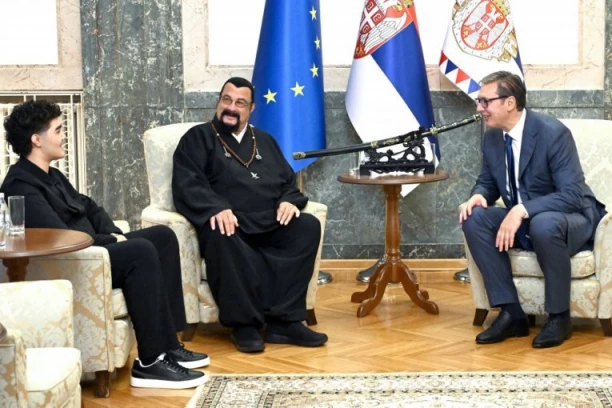 EVO KO JE SIN STIVENA SIGALA KOJI JE DOŠAO S NJIM U BEOGRAD: Ovo su JEDINI POZNATI DETALJI o sedmom detetu čuvenog glumca (FOTO)