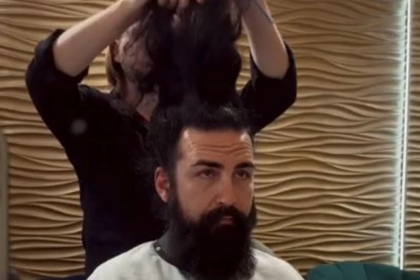 SRPSKI PEVAČ SE OŠIŠAO NAKON DVE I PO GODINE: Ovaj snimak MORATE pogledati - niko ne može da ga PREPOZNA, svima padaju vilice! (VIDEO)