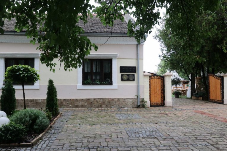 Salaš "Zlatnik" u Krčedinu