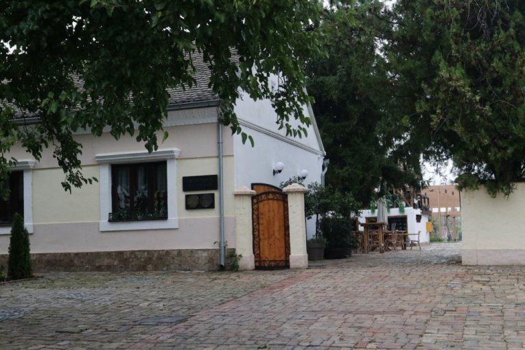 Salaš "Zlatnik" u Krčedinu