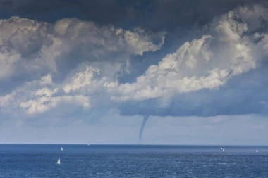 "ČUDOVIŠTE" IZNAD MORA CRNE GORE! Pogledajte fascinantan meteorološki fenomen! NEKAD SU SE POD NJIM ODVIJALI MAGIJSKI RITUALI! (VIDEO)