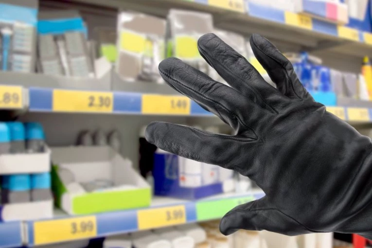 FILMSKA PLJAČKA U BORČI! Kriminalac naoružan upao u market, pa zapretio kasirkama!