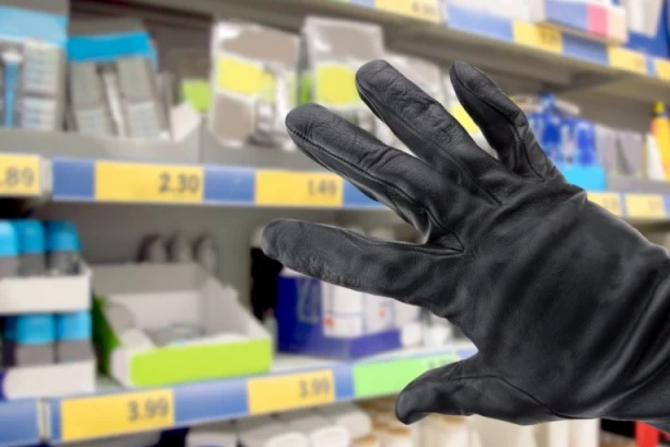 FILMSKA PLJAČKA U BORČI! Kriminalac naoružan upao u market, pa zapretio kasirkama!