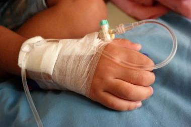 DEVOJČICA (2) OPEKLA SE U VRELOJ KADI, RODITELJI TEK SUTRADAN ZVALI HITNU! Novi detalji smrti deteta u Slavonskom Brodu!