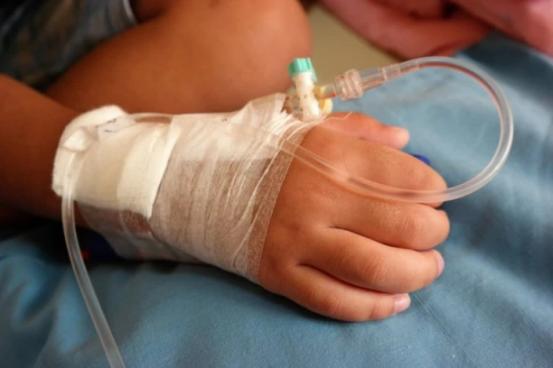 PRIVEDENI RODITELJI NAKON SMRTI DETETA (2)! Telo puno opekotina: Čeka se nalaz obdukcije!