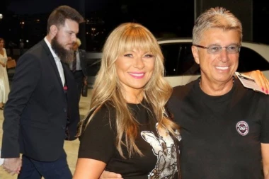 SIN SUZANE JOVANOVIĆ USNIMLJEN NA PROSLAVI PUNOLETSTVA ĆERKE SAŠE MATIĆA! Suprugu ne ispušta iz ruku, a kum Saše Popovića sve vreme pored njih!