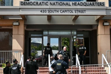 DRAMA U SEDIŠTU DEMOKRATSKE STRANKE! Sve vrvi od policije!