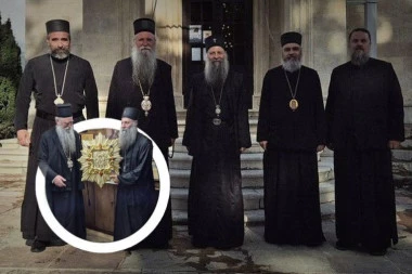 NA USEKOVANJE SVETLOST OBASJALA SVETINJU NA OBALI JADRANSKOG MORA: Patrijarh Porfirije i vladike u manastiru Savina