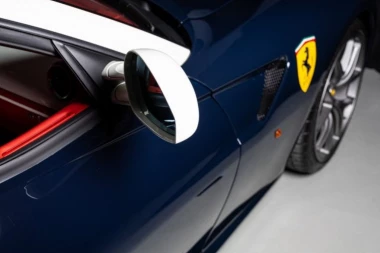 VOZAČ PLAVOG FERARIJA PRETIO DRUGOM ČOVEKU ZA VOLANOM! Uperio u njega pištolj kroz prozor!