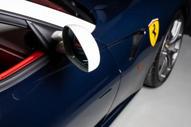 VOZAČ PLAVOG FERARIJA PRETIO DRUGOM ČOVEKU ZA VOLANOM! Uperio u njega pištolj kroz prozor!