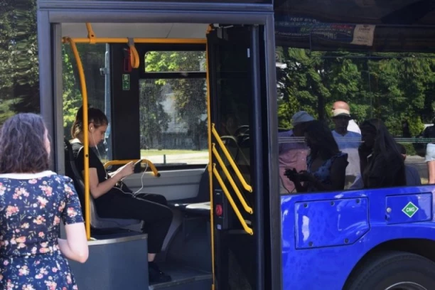 MUŠKARAC NAPADAO DESETOGODIŠNJAKE U AUTOBUSU! Drao se na njih i tražio da im kažu svoju adresu - UŽAS U NOVOM SADU! (FOTO)