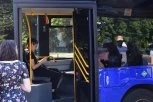 MUŠKARAC NAPADAO DESETOGODIŠNJAKE U AUTOBUSU! Drao se na njih i tražio da im kažu svoju adresu - UŽAS U NOVOM SADU! (FOTO)