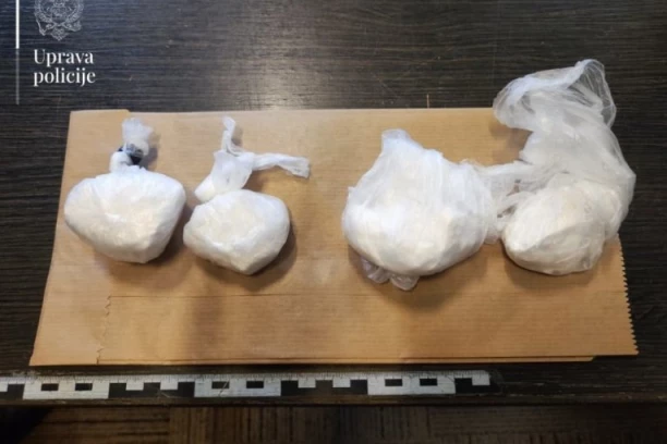 TONA PROĐE, A 100 GRAMA NIKAD! Uhapšen diler povratnik u Podgorici, u stanu mu pronađene kesice sa kokainom