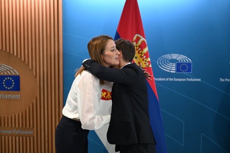 ZAGRLJAJ PRED VAŽAN RAZGOVOR: Ana Brnabić se sastala sa Robertom Mecolom, danas serija susreta u Briselu! (FOTO)