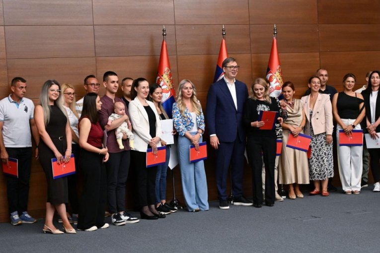 DOBRODOŠLI SVOJOJ KUĆI, PONOSNI SMO NA VAS: Predsednik Vučić uručio ugovore medicinskim radnicima koji su se iz inostranstva vratili u Srbiju (FOTO)