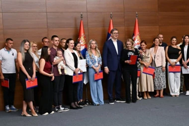 DOBRODOŠLI SVOJOJ KUĆI, PONOSNI SMO NA VAS: Predsednik Vučić uručio ugovore medicinskim radnicima koji su se iz inostranstva vratili u Srbiju (FOTO)
