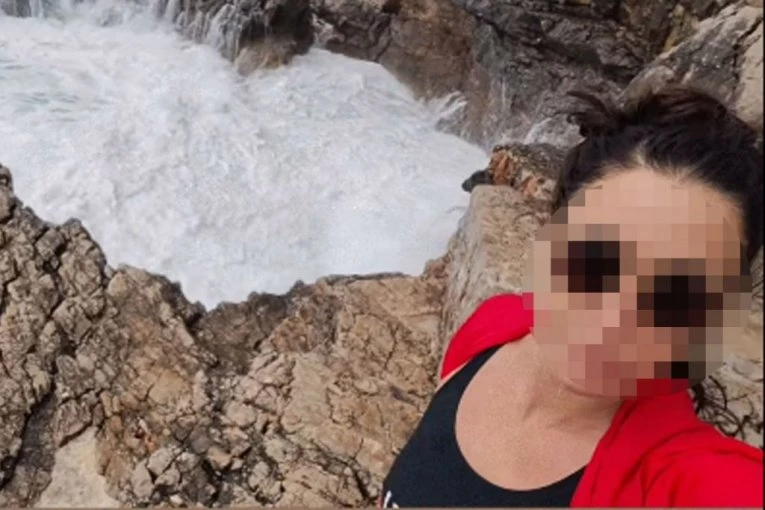 OVO JE DEVOJKA IZ VRNJAČKE BANJE KOJA JE POGINULA U LUŠTICI! Fotografisala se na steni kada ju je povuklo uzburkano more! (FOTO)